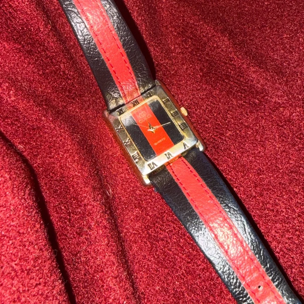 Gucci Blue and Red leather 9000L vintage Watch